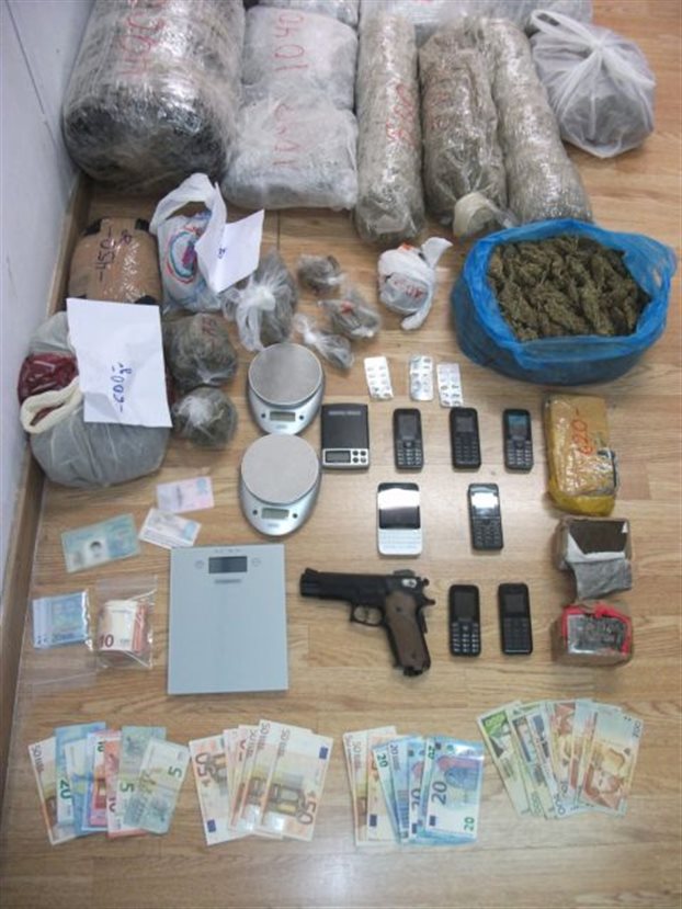 Goditet grupi kriminal shqiptar, kapen mbi 100 kg hashash