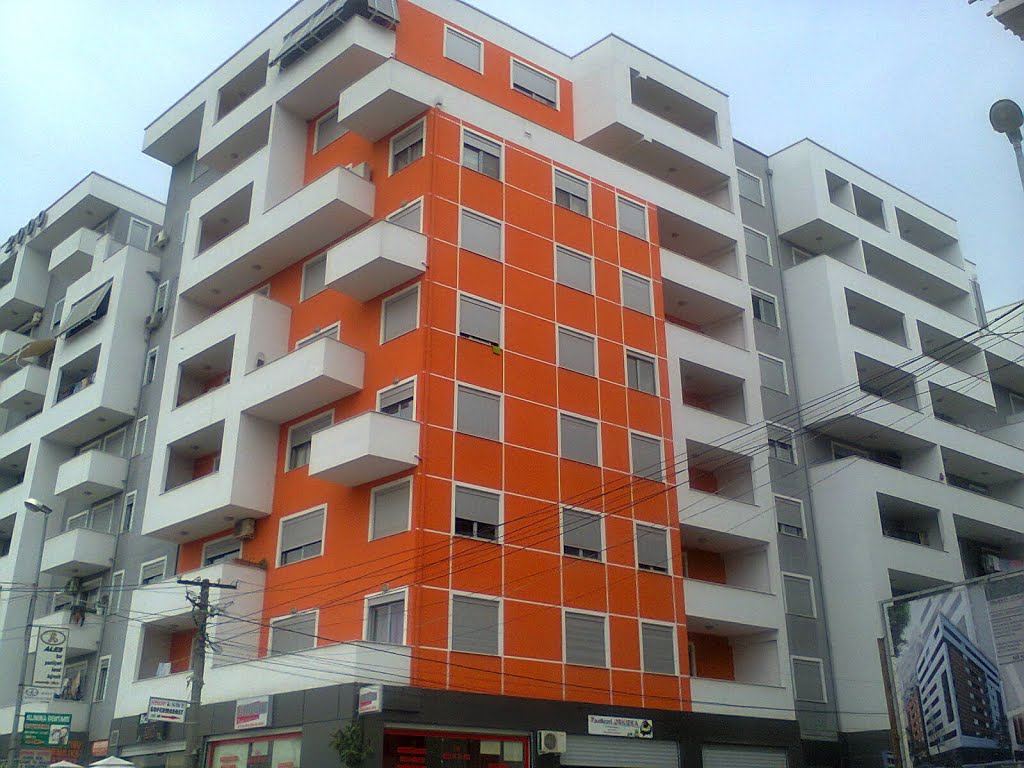 13-vjeçari teksa luant bie nga ballkoni i katit të nëntë