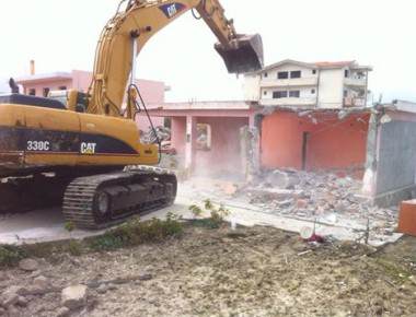 Himarë, prishja e ndërtimeve goditen me sende të forta inspektorët e IKMT