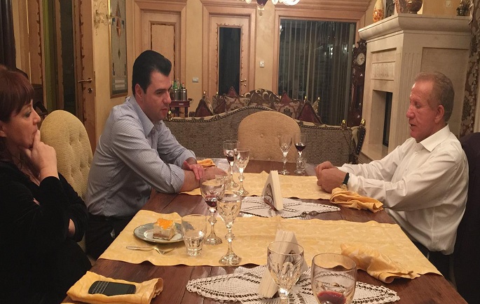 FOTO LAJM/ Pacolli fton Bashën në shtëpinë e tij, flasin për vështirësit që po kalon Shqipëri dhe Kosova