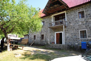 REPORTAZH/ Burrat një sy qorr ndaj punës së papaguar të grave në Shqipëri