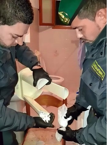 FOTO/ Itali, shqiptari fsheh 100 mijë euro kokainë në një stol