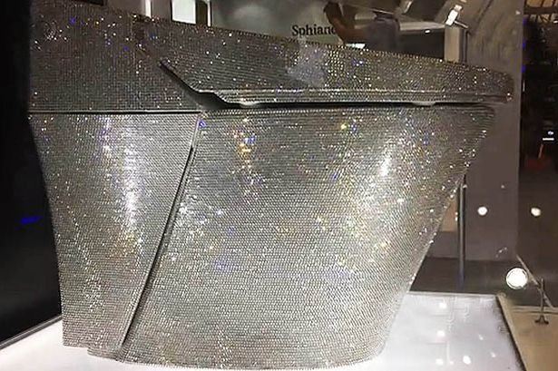 FOTO/ Luks i tepruar, tualet prej kristalesh swarovski!