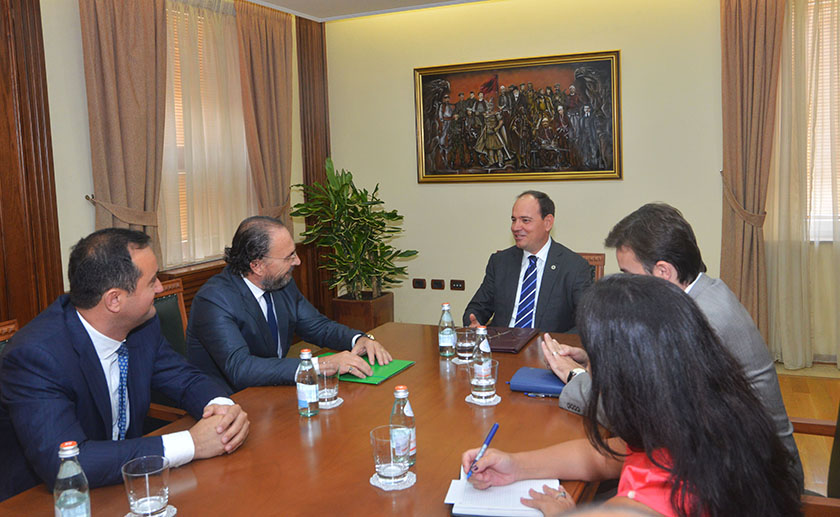 Presidenti Nishani priti në një takim përfaqësues të komunitetit himarjot, u diskutua për pronat