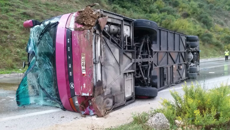 Përmbyset autobusi me 40 pasagjerë, përplaset me bordurën e rrugës, 31 të plagosur