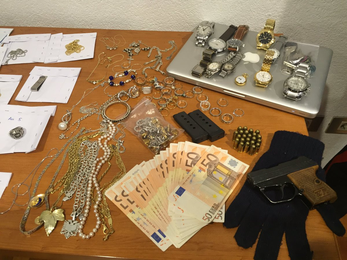 FOTO/ Goditet banda shqiptare e grabitjeve në Itali, akuzohen për 114 vjedhje me vlerë mbi 200 mijë euro