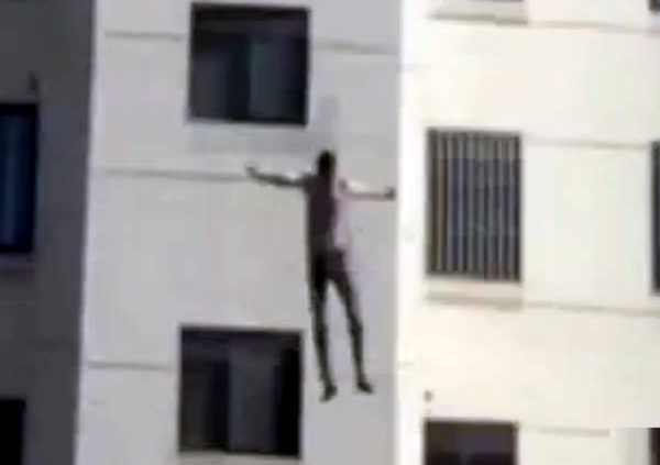 VIDEO/ Bie nga kati i 11, shpëton për mrekulli