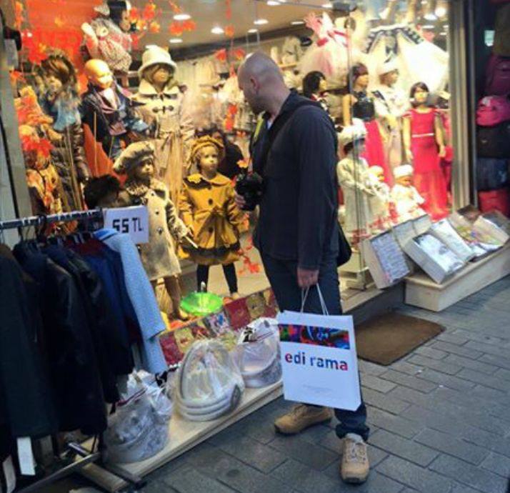 Duke bërë pazar në Stamboll me çantën e Edi Ramës