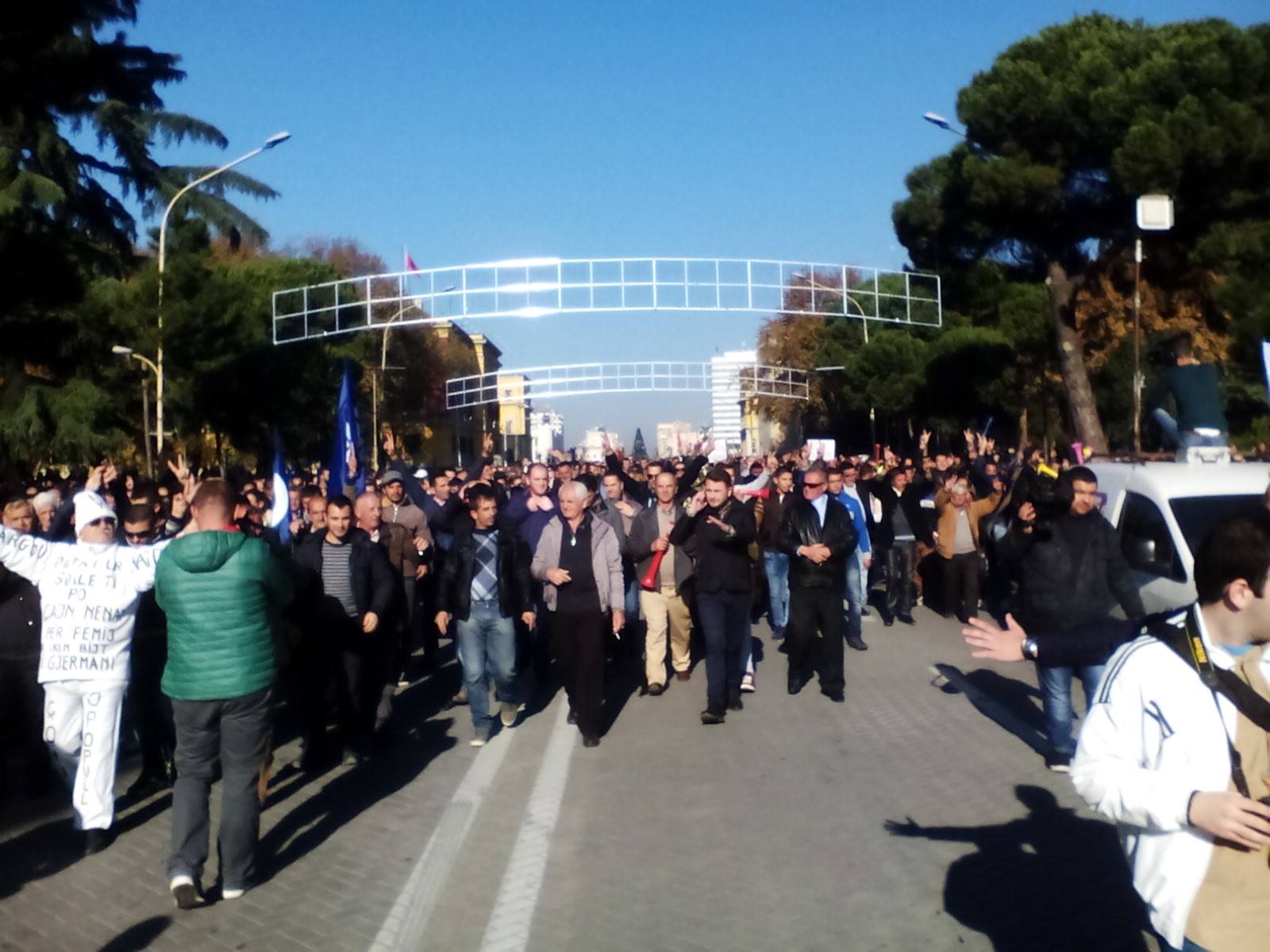 Mijëra qytetarë protestojnë në qendër të kryeqytetit