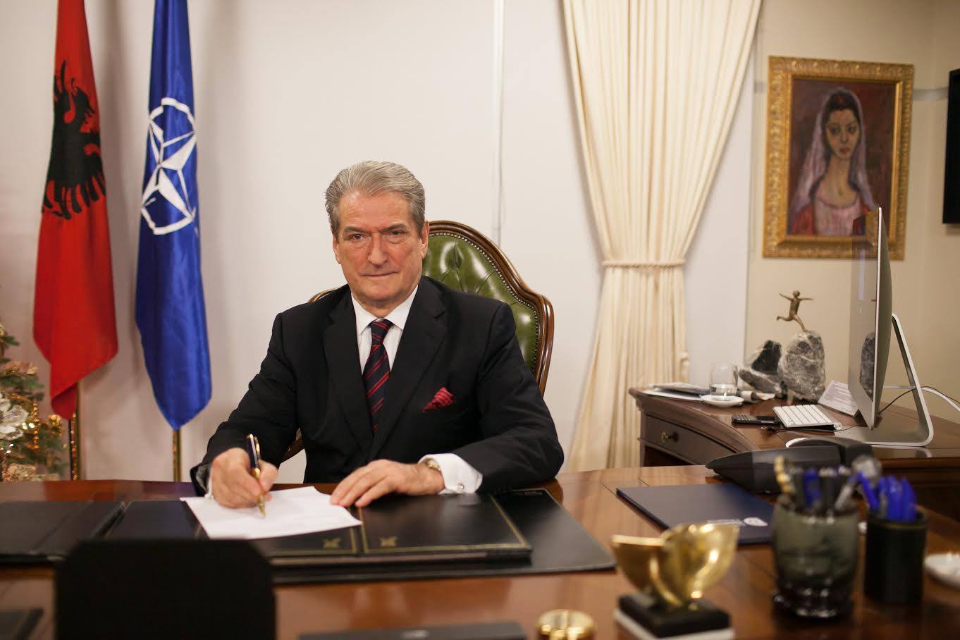 Berisha: Rama dekoroi ish-sigurimsat. Ndër ta, dhe hetuesin e At Zef Pllumit