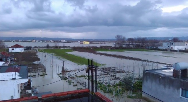 Shijak, lumi Erzen del nga shtrati, përmbyt katet e para të banesave