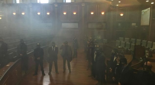 Kosovë, blindohet Kuvendi, përsëri gaz lotsjellës