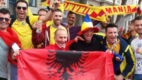 UEFA vazhdon me lavde për tifozët kuqezinjë: Festojnë me kundërshtarët