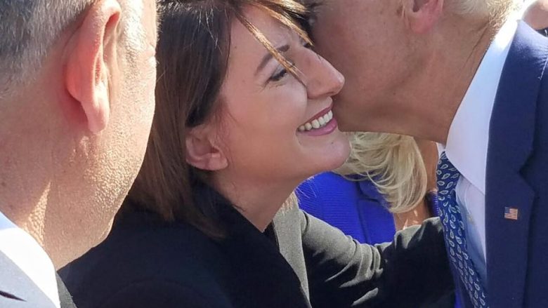 FOTO/ Biden e komplimenton dhe e puth Jahjagën