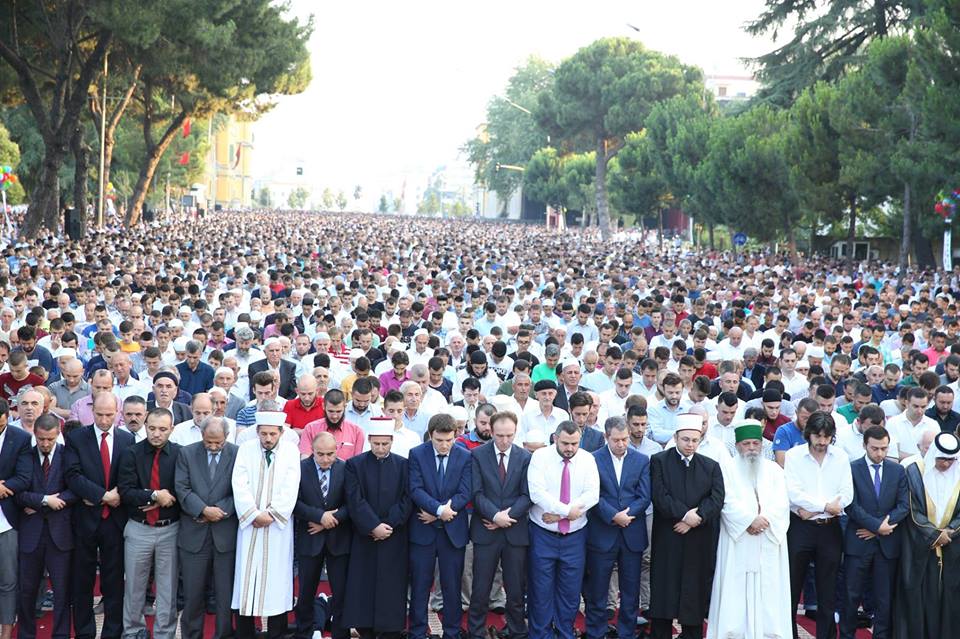 Besimtarët myslimanë festojnë Kurban Bajramin