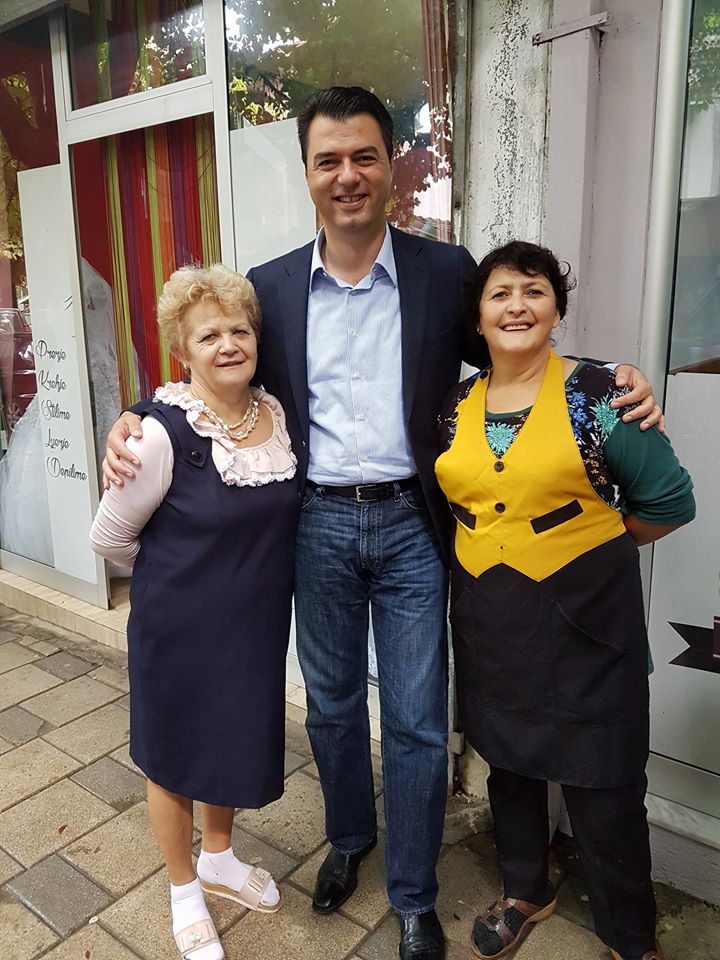 FOTO LAJM/ Lulzim Basha mes kripës dhe sheqerit!