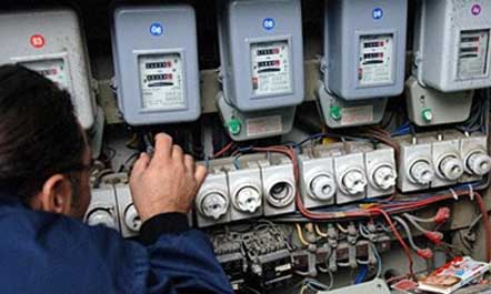 Tiranë, bie në kontakt me energjinë, humb jetën 23-vjeçari