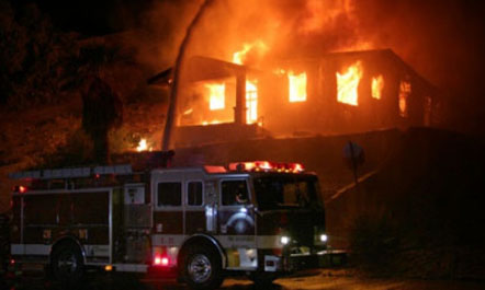 Fier, u shkrumbohen nga flakët banesat, dy familje në qiell të hapur