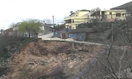 Gjirokastër, shembet një nga rrugët kryesore të qytetit