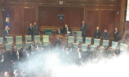 Kosovë, opozita hedh sërish gaz lotsjellës në Kuvend