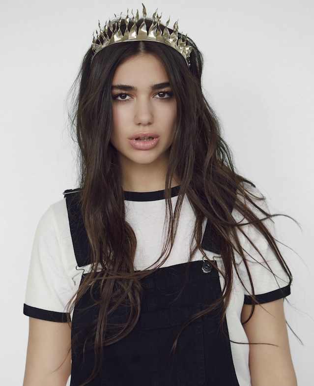 FOTO/ Ja si e puth i dashuri Dua Lipën në bregdet