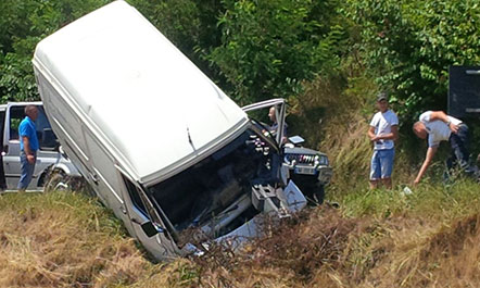 Librazhd, makina e blinduar që transportonte para del nga rruga