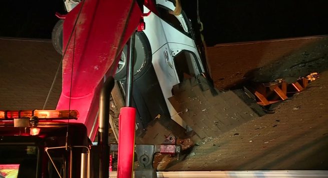 FOTO GALERI/ “Fluturon” makina e drejtuar nga një e moshuara dhe “parkon” mbi çati