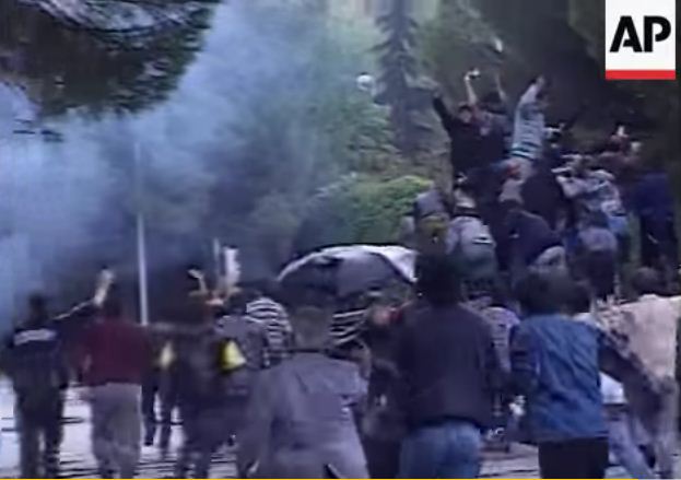 VIDEO/14 shtatori, si shndërrua në përleshje me armë ceremonia e varrimit të Azem Hajdarit