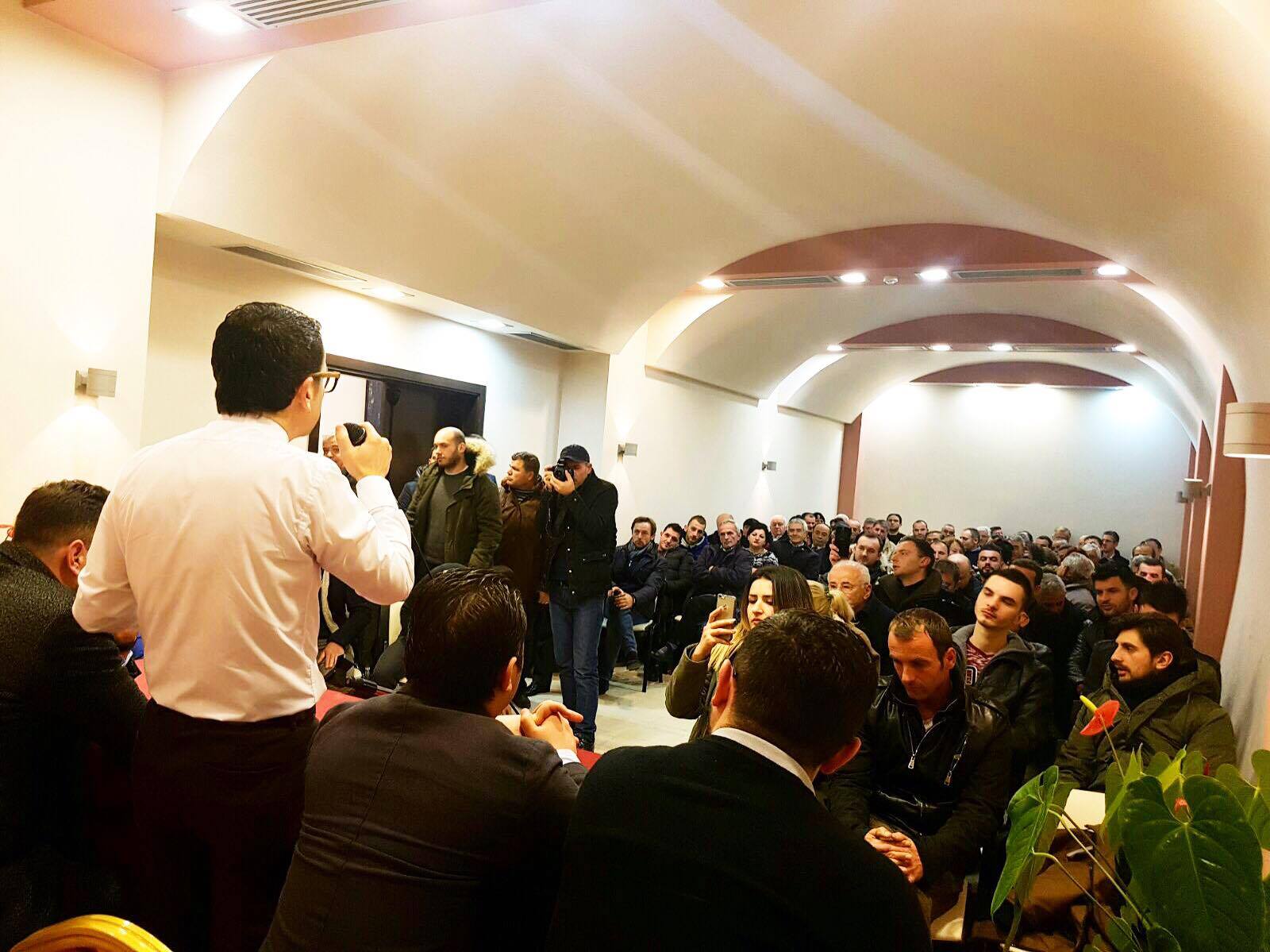 “Luftuan fukarenjtë, pushtetin e morën maskarenjtë, në 21 janar të rrethojmë kryeministrinë”