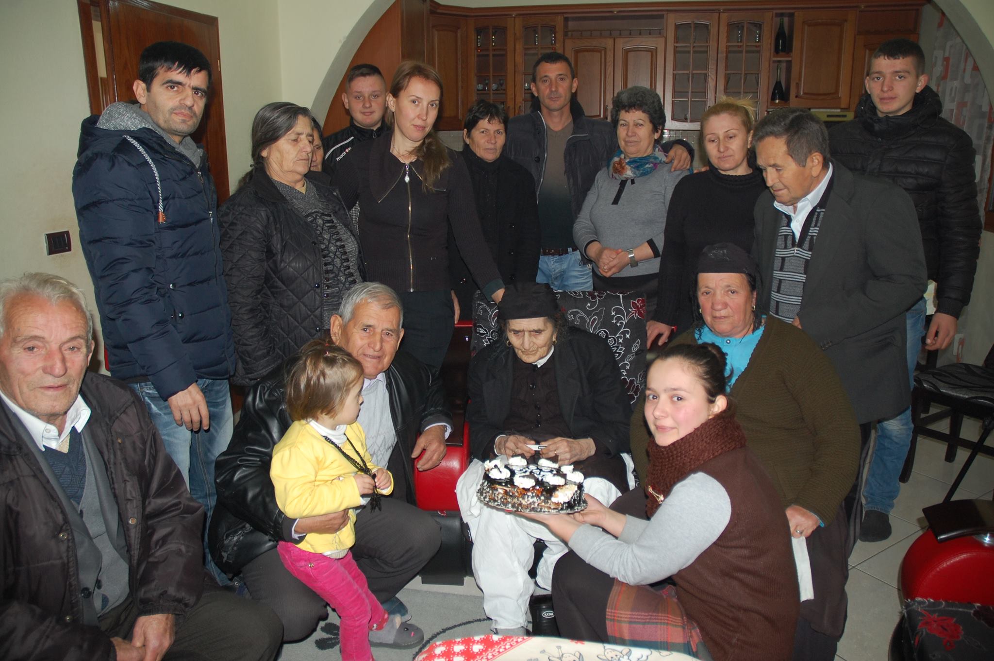 Historia e Bardhës, 100-vjeçares nga Burreli dhe sekretet që e sollën të fortë këtu ku është