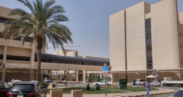 Lind fëmijën me ndihmën e doktorit, burri çmëndet se i pa gruan, godet me armë mjekun