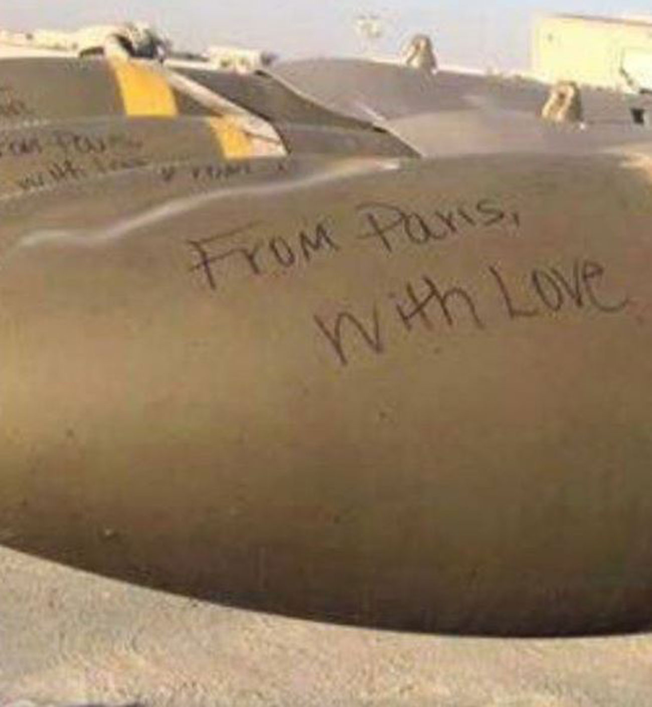 FOTO LAJM/ ‘From Paris, with love’, mesazhi i Francës në raketat e lëshuara mbi ISIS