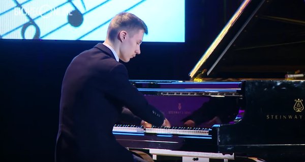 PREKËSE/ Jetimi ka lindur pa duar, por i mahnit të gjithë