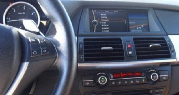 Merr makinën me qira dhe e shet 1500 euro