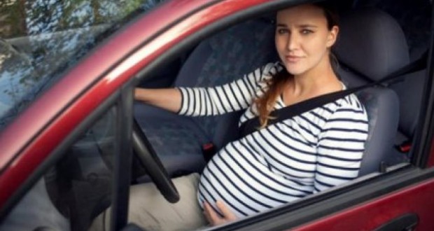 Gratë shtatzëna nuk duhet të ngasin makinen