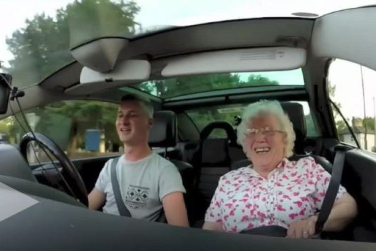 VIDEO/ Gjyshja ka ditëlindjen, nipi i bën një surprizë të veçantë