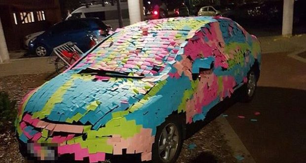 Parkoi makinën në vend të gabuar, ia mbulojne me letra shënimi