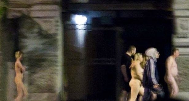 Policia detyron prostitutat dhe klientët e tyre të dalin të zhveshur rrugëve