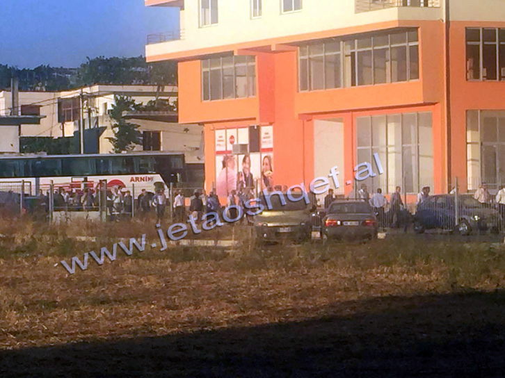 FOTO/ Mbërrijnë autobusët me muxhahedinë, strehohen në periferi të Tiranës