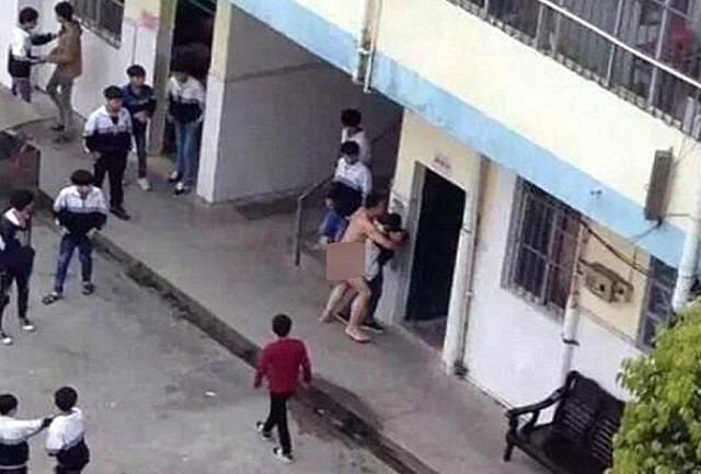 Mësuesi zhvishet lakuriq për të përdhunuar studenten