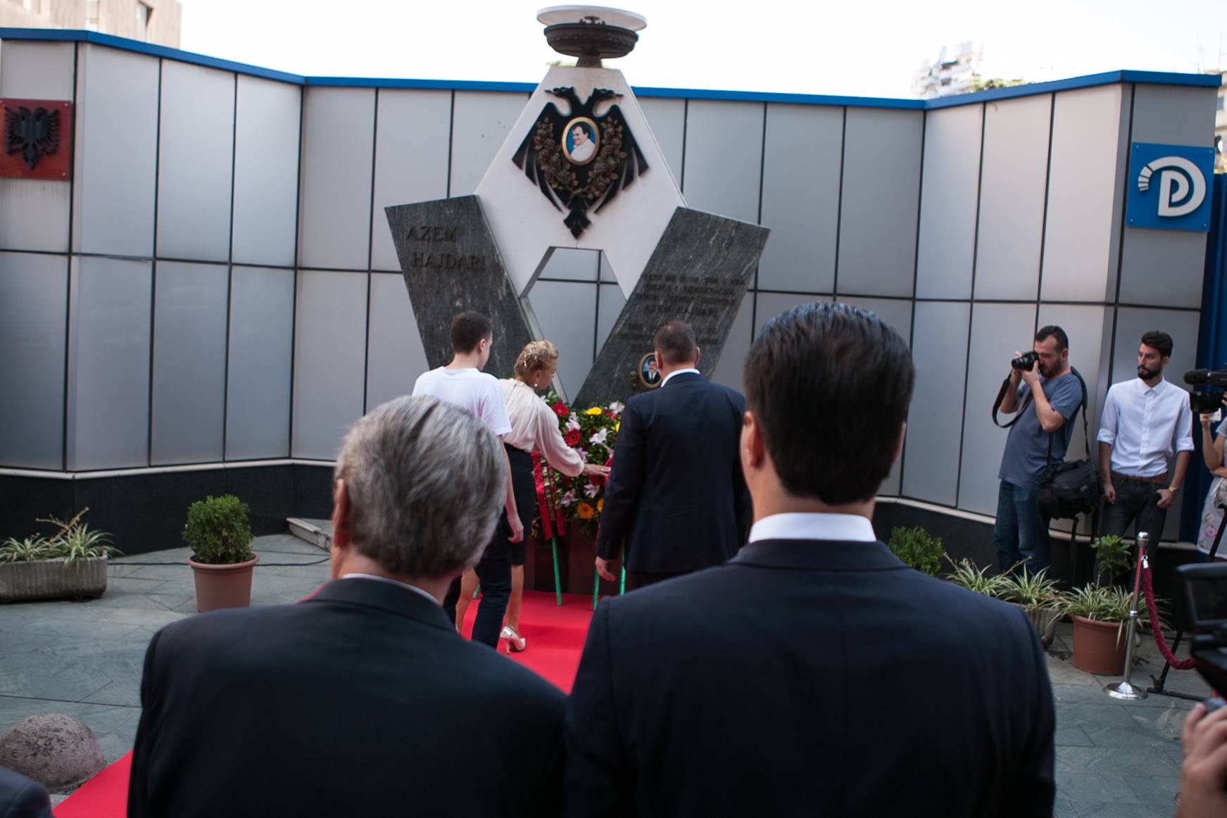 FOTO GALERI/ Homazhet në përkujtim të 17-vjetorit të vrasjes së Azem Hajdarit