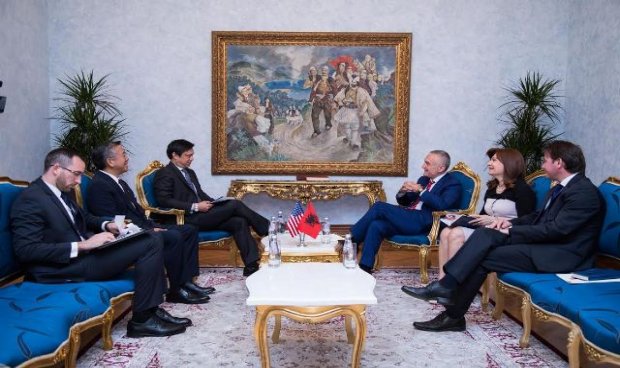 Zbardhet takimi me Yee, Meta bën “babaxhanin”