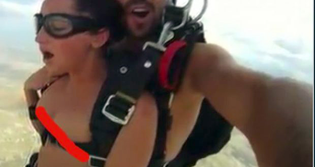 VIDEO + 18/ Seks në ajër, gjatë kërcimit me parashutë