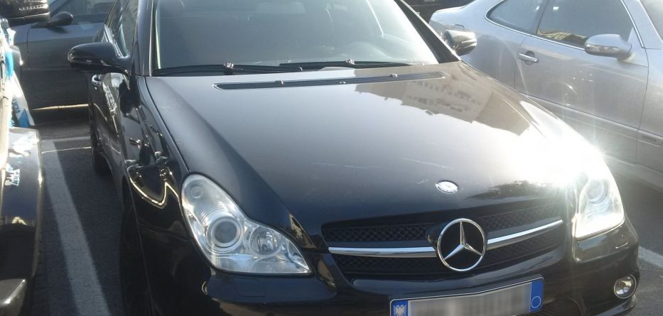 FOTOT/ Me makina luksoze bëjnë gara në mes të Tiranës, policia shoqëron 9 persona