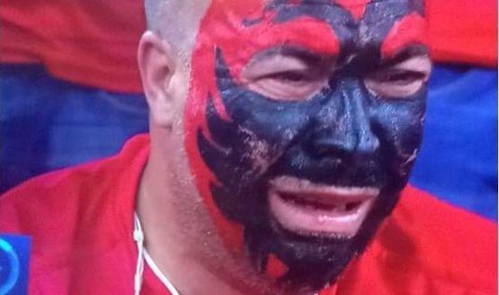 FOTO/ Ja sa rëndë e përjetoi ky tifoz humbjen e Shqipërisë