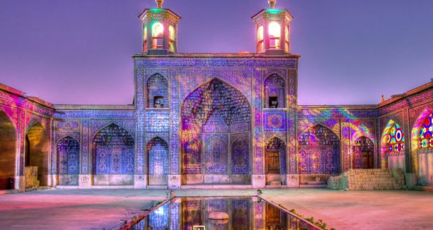 FOTO/ Mahnituni nga kjo xhami shumëngjyrëshe