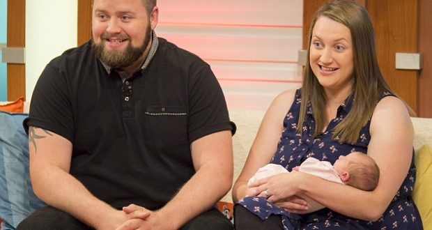 VIDEO/ Gruaja lind në hyrje të spitalit ndërkohë që burri kërkonte parkim