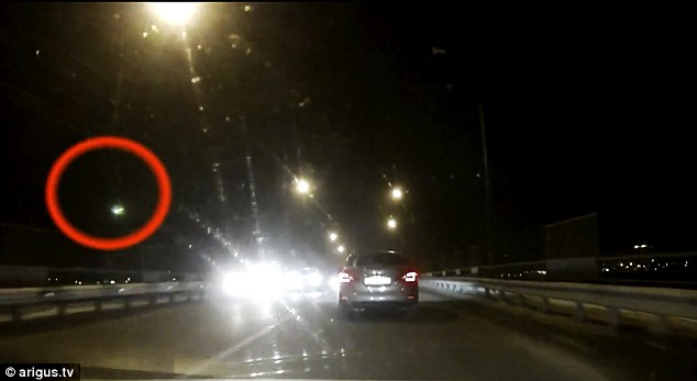 VIDEO/ Shfaqet një ufo gjatë orëve të natës