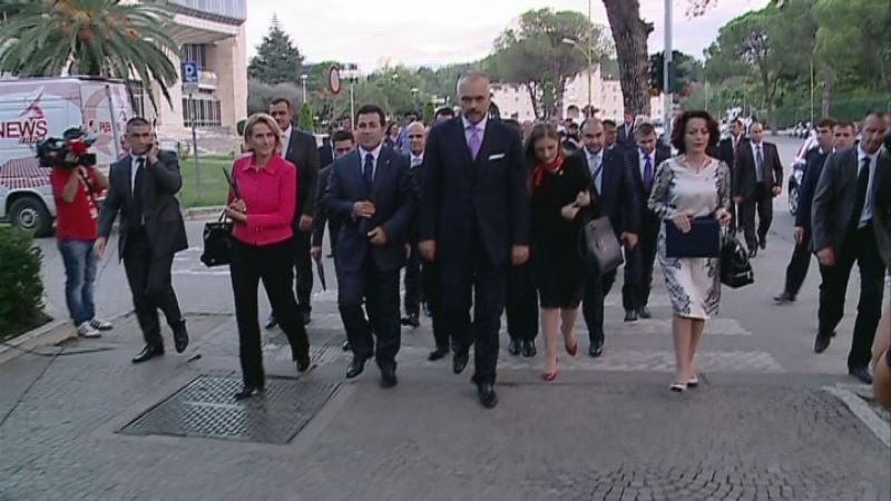 Pollo: Rumpallë në qeveri