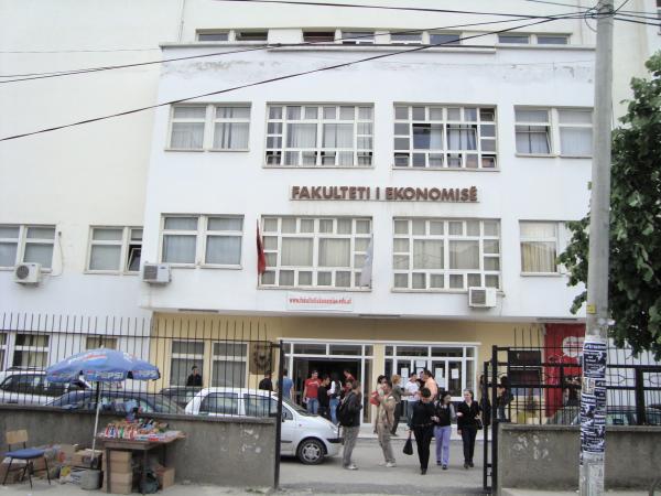 SKANDALI ME MATUREN/ Në Fakultetin e Ekonomisë 40 ankimime në një ditë